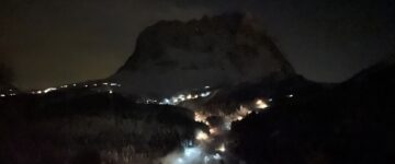 Langkofel umringt von aktiven Schneekanonen.